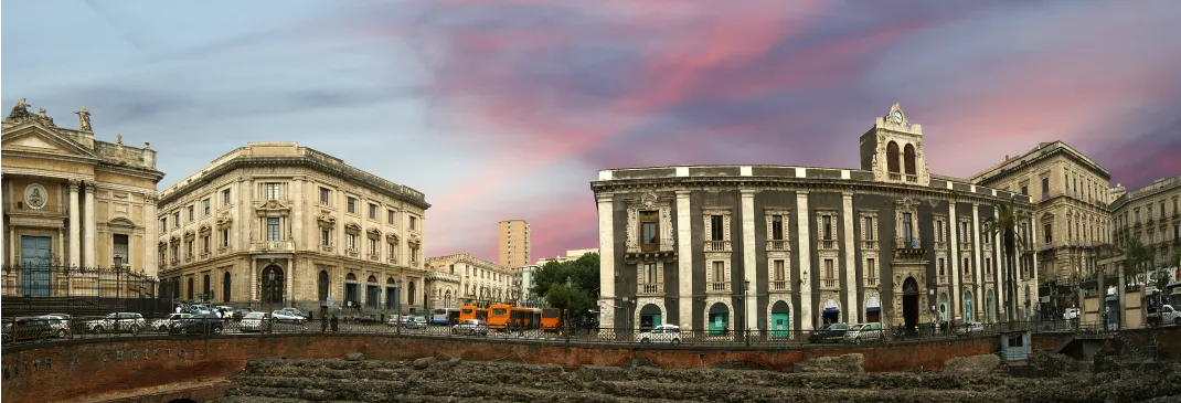 Gebäude im Sonnenuntergang von Catania.